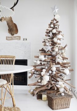 Minimal Christmas tree decor